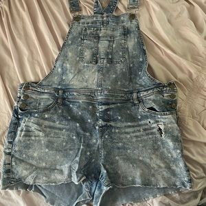 Star Print denim overall shorts!!!